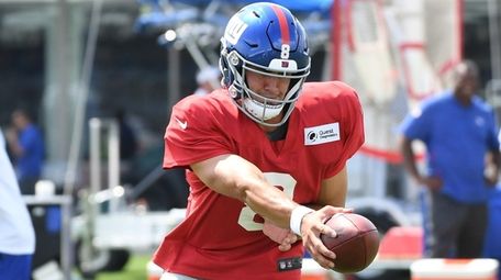 Giants quarterback Daniel Jones participates in a drill