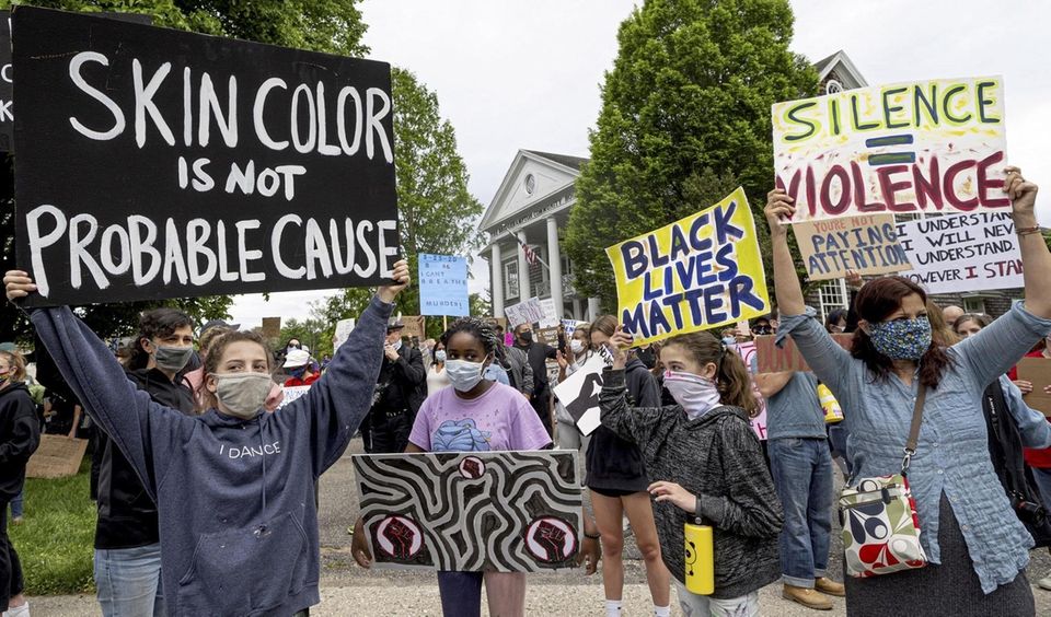 Over 600 protestors in Bridgehampton march and lie