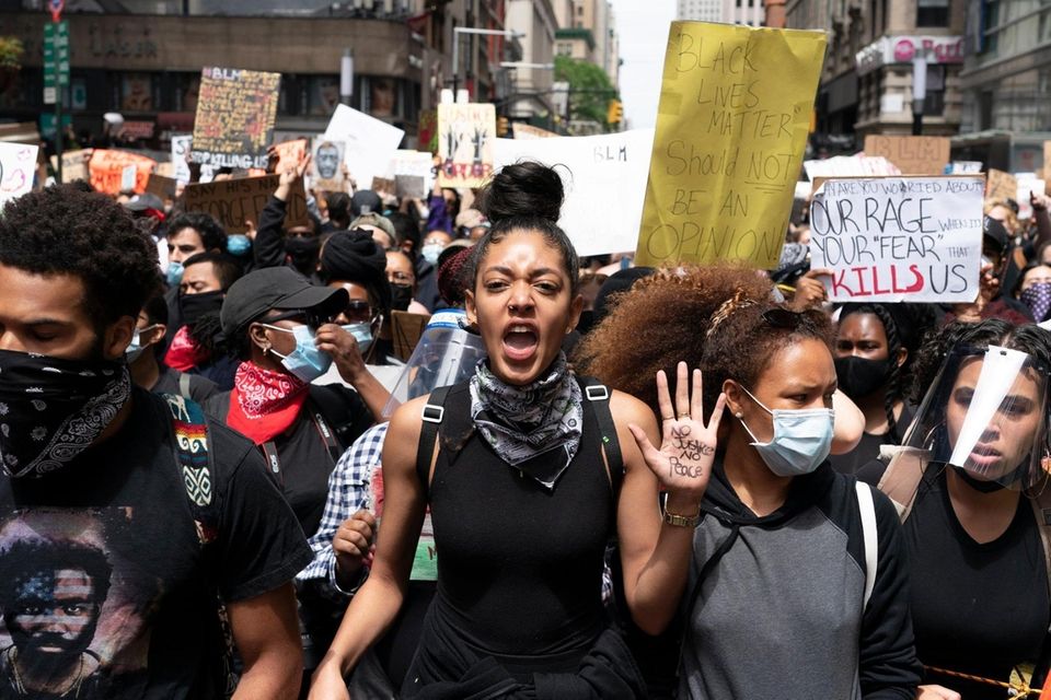Over a thousand people march in lower Manhattan