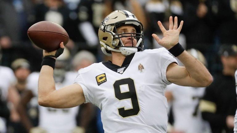 Saints quarterback Drew Brees passes against the Titans