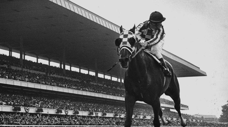 Jockey Ron Turcotte aboard Secretariat looks behind for