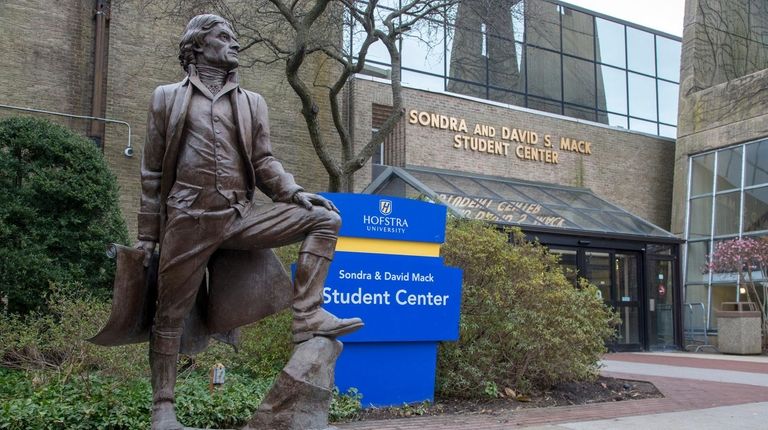 The statue of Thomas Jefferson on the Hofstra