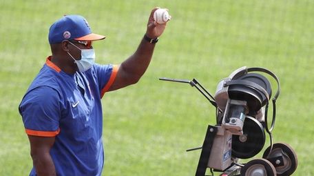 Mets bench coach Hensley Meulens works the pitching