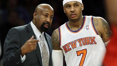 Mike Woodson talks to Carmelo Anthony during the