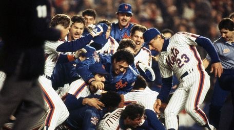 The Mets' Lee Mazzilli, Ron Darling, center, Keith