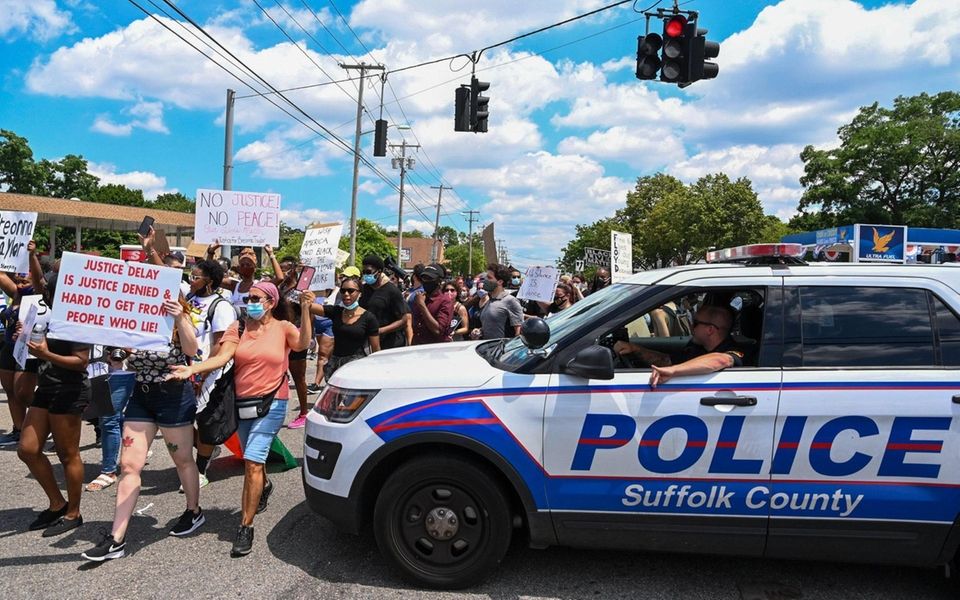 Black Live Matter protesters march in the intersection