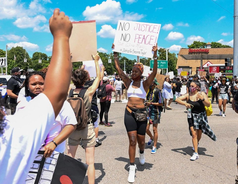 Black Live Matter protesters at the intersection of
