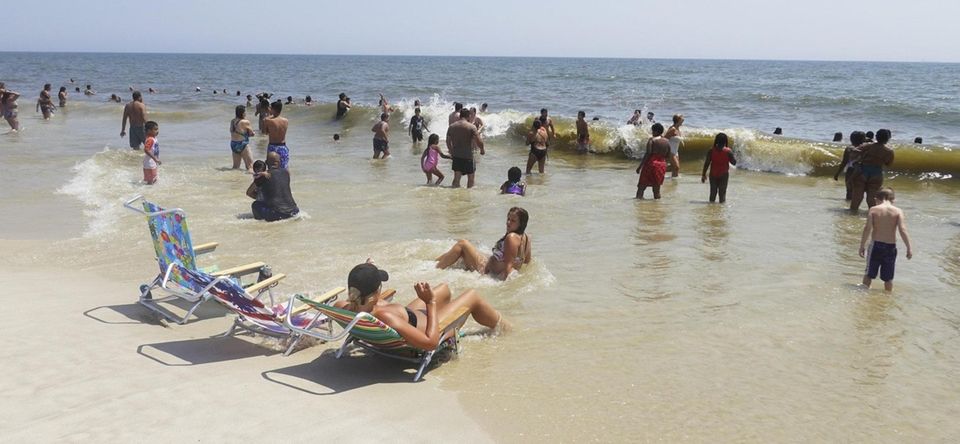 Crowds try to cool off at Jones Beach