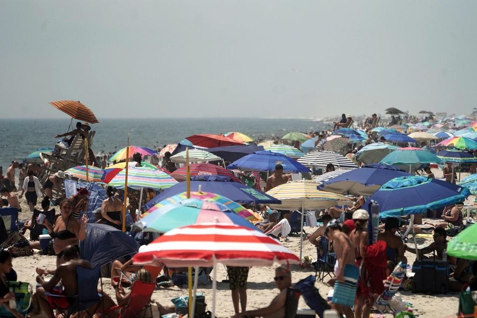 Crowds try to cool off at Jones Beach