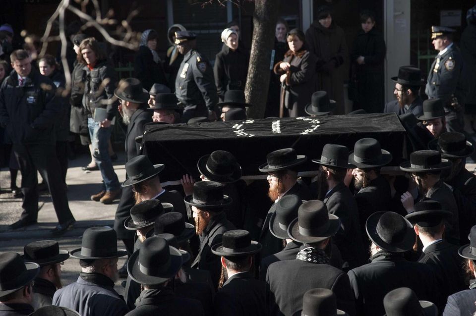 The coffins of Nachman and Raizy Glauber, both