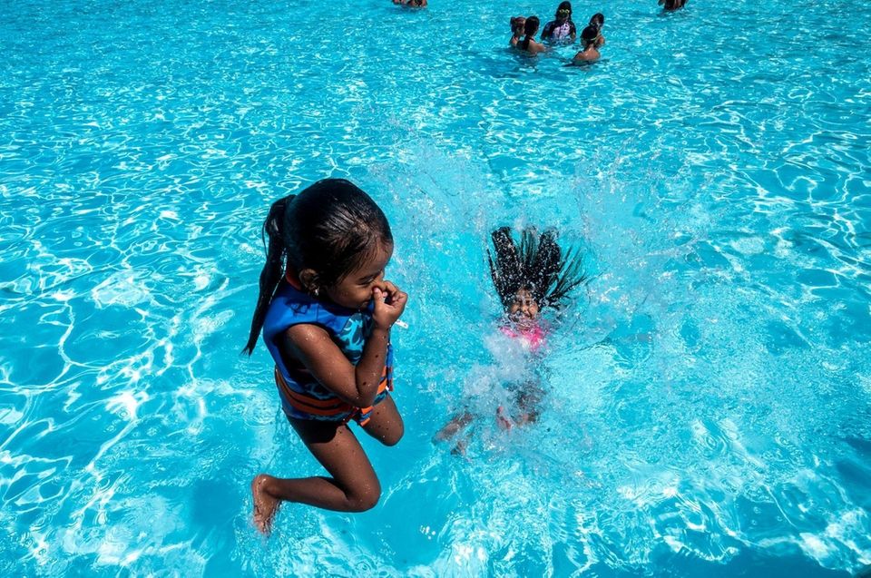 4 year-old Hope Flores and her sister Kayla,