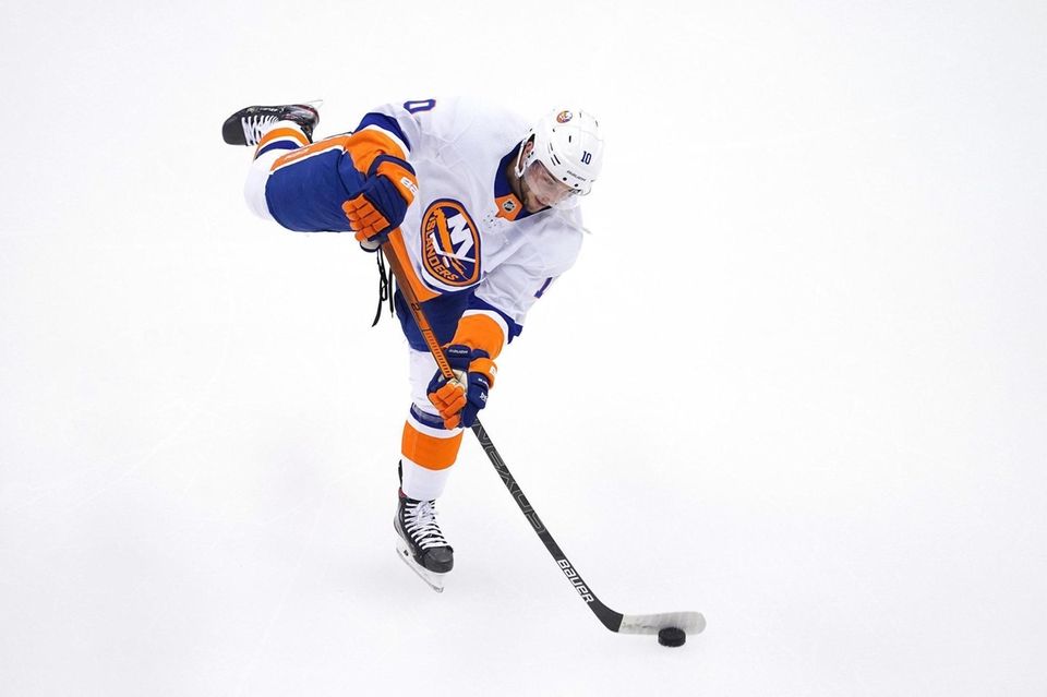 Derick Brassard of the Islanders warms up before