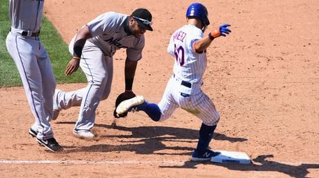 Mets second baseman Andres Gimenez is safe at