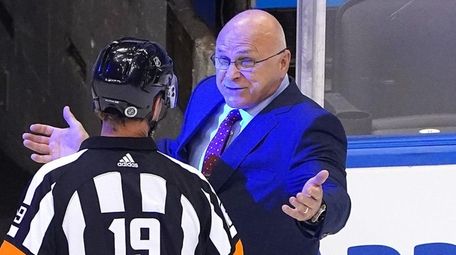 Head coach Barry Trotz of the Islanders talks