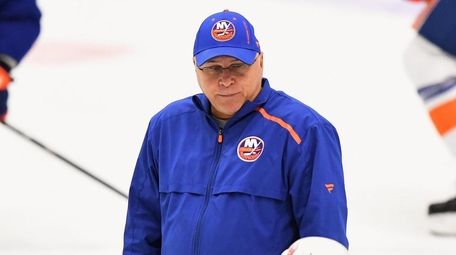 Islanders head coach Barry Trotz talks with players