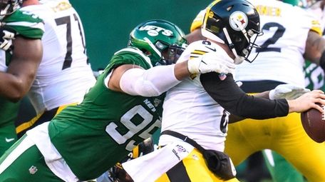Jets defensive tackle Quinnen Williams sacks Steelers quarterback