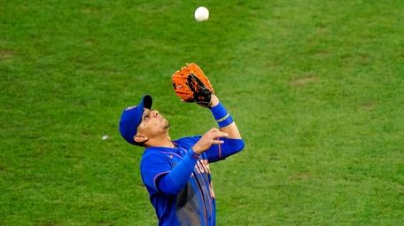 Mets third baseman Andres Gimenez catches a fly