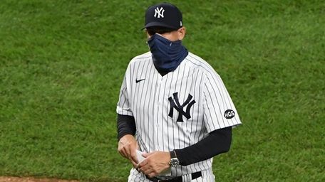 Yankees manager Aaron Boone walks to the dugout