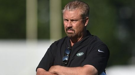 Jets defensive coordinator Gregg Williams watches his players