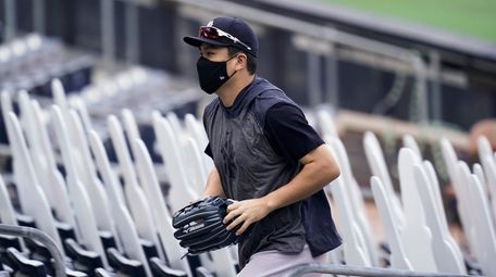 Yankees pitcher Masahiro Tanaka leaves the field after