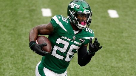 Le'Veon Bell #26 of the Jets runs the