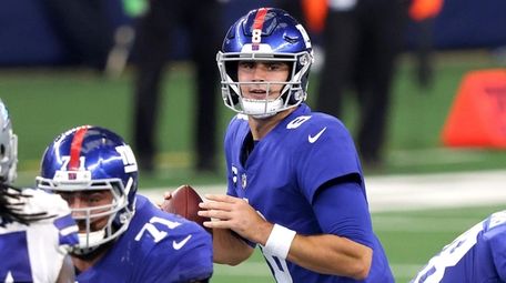 Daniel Jones #8 of the Giants looks to