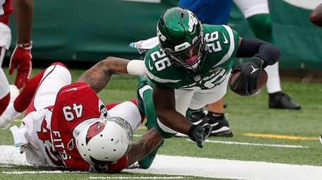 Le'Veon Bell #26 of the Jets dives for