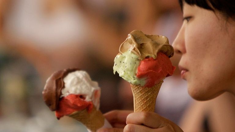 A customer with cones from Giolitti gelateria in