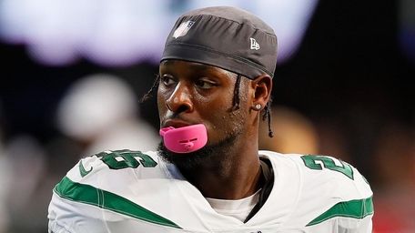 Jets running back Le'Veon Bell stretches during warmups