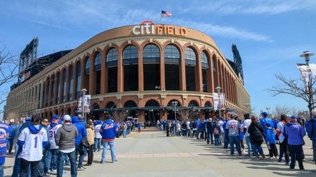 Mets fans wait in line for Opening Day