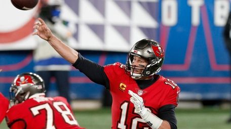 Tom Brady of the Tampa Bay Buccaneers throws