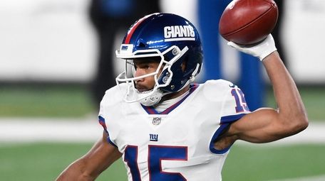 Golden Tate of the Giants warms up prior