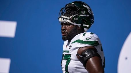 Jets tackle Mekhi Becton warms up on the