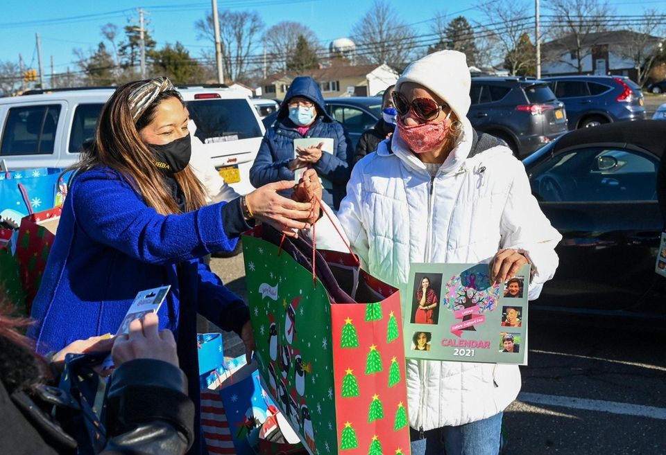 Breast cancer survivor Brenda Ocasio, right, of Brentwood