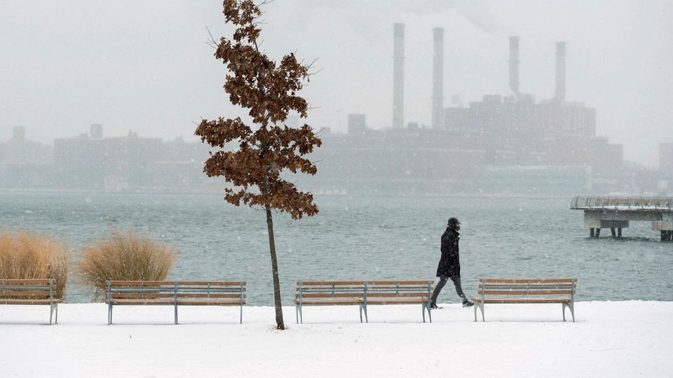Snow falls as seen in Transmitter Park in