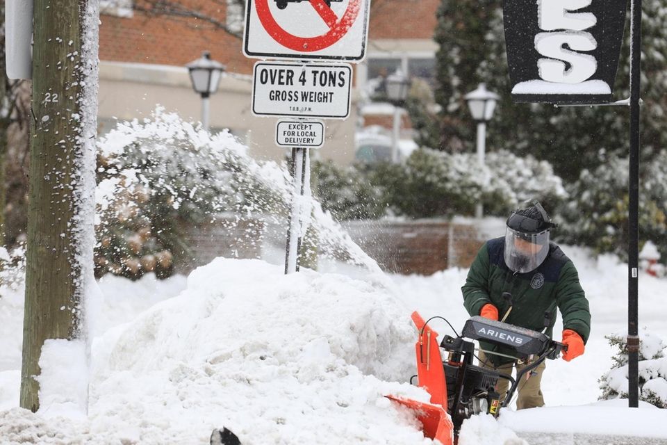 Jorge Escobar, clean the sidewalk and play at