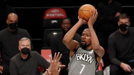 Kevin Durant #7 of the Nets puts up