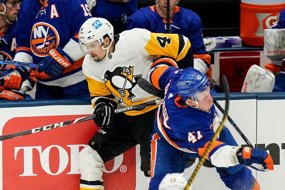 New York Islanders' Leo Komarov (47) checks Pittsburgh