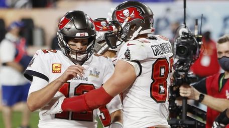 Tampa Bay Buccaneers tight end Rob Gronkowski (R)