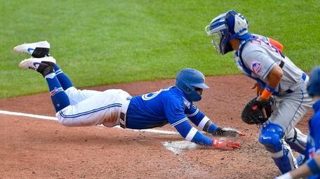 The Mets added utilityman Jonathan Villar, who will