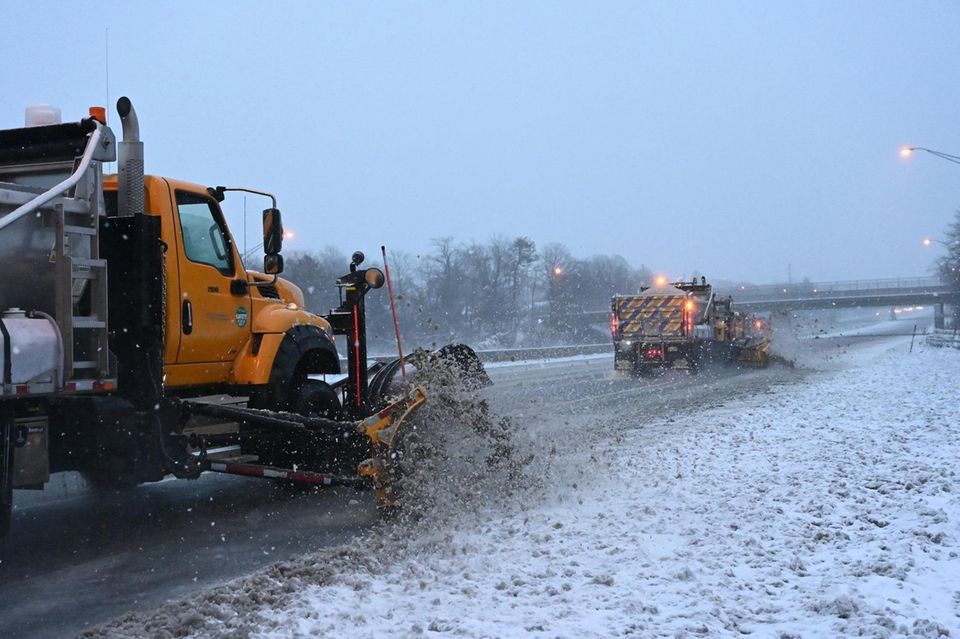 Plows along the eastbound LIE between exits 61-62