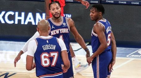 Knicks guard Derrick Rose, rear, is greeted by