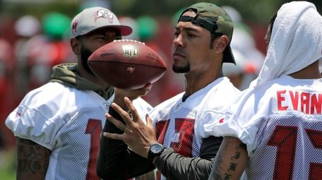Buccaneers wide receiver Vincent Jackson attends drills during