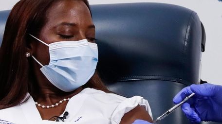 Nurse manager Sandra Lindsay receives her second dose