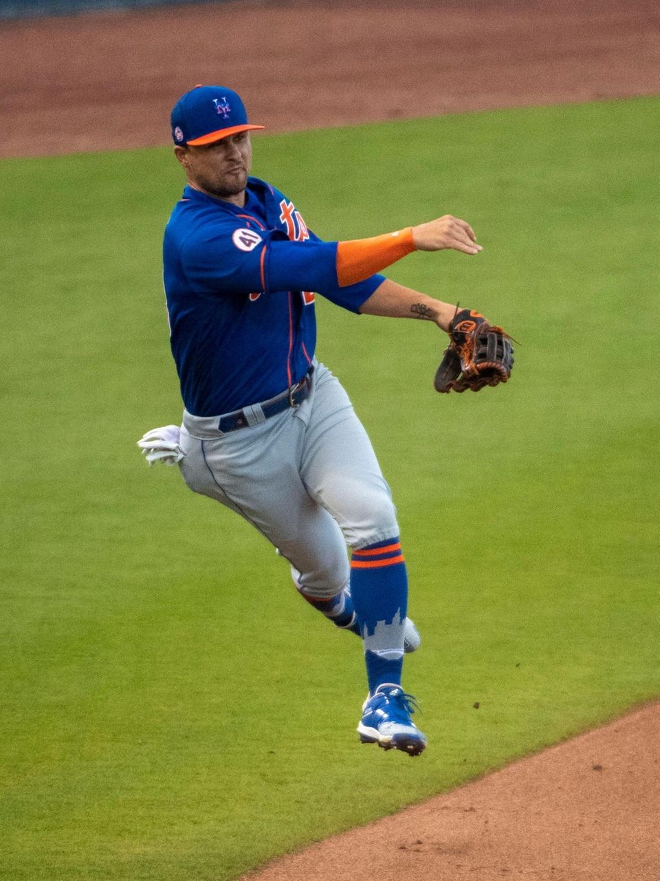 New York Mets' J.D. Davis throws to first