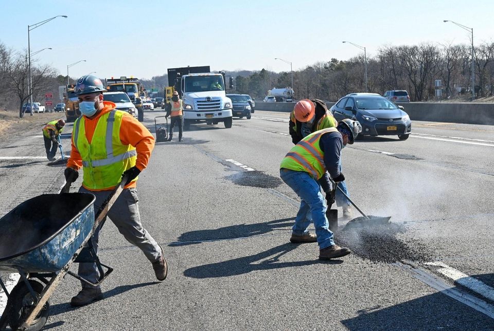 Pothole repairs along the westbound LIE between exits