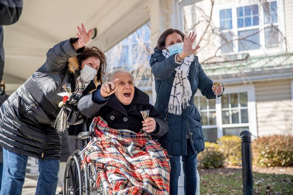 WW II veteran Frank Loglisci recieves a birthday