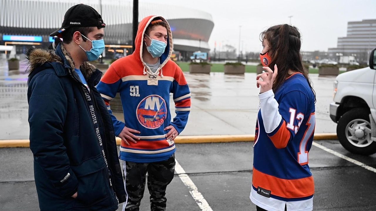 The Islanders hosted the Flyers Thursday night at