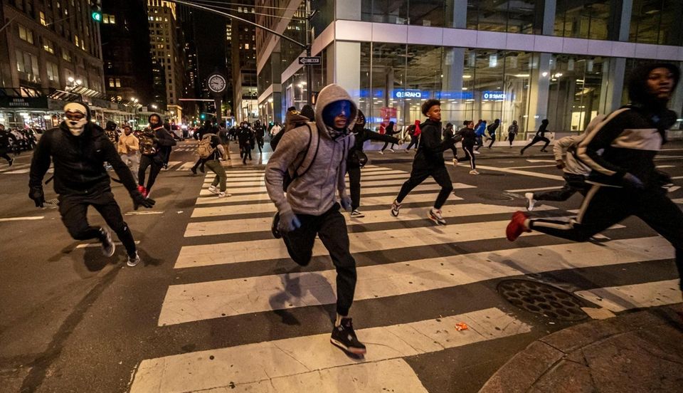 Looters running from the police during the protests