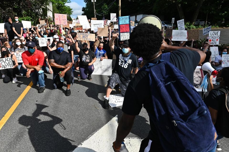 Malachai Maloney, of Stony Brook, with microphone, leads